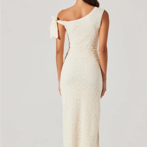 Astr Cream Textured One-Shoulder Dress - Picture 5 of 12
